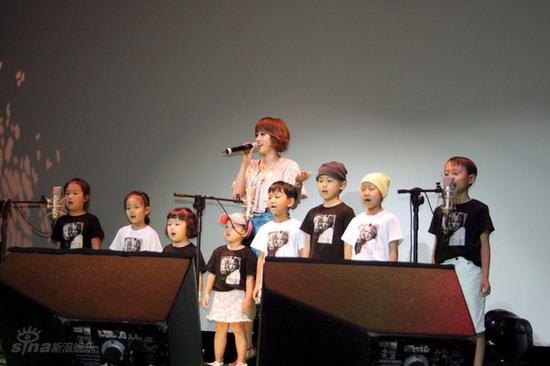 李秀英第8张专辑首唱会 好友李孝利捧场【图】