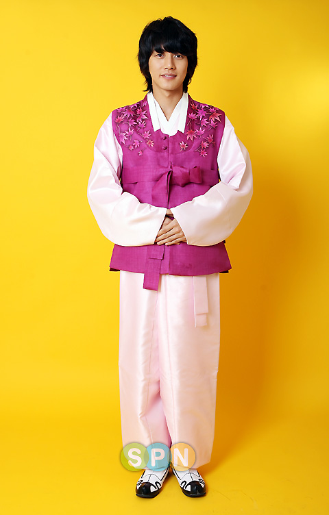 图文：朴海镇韩服贺中秋--化身古代美男子