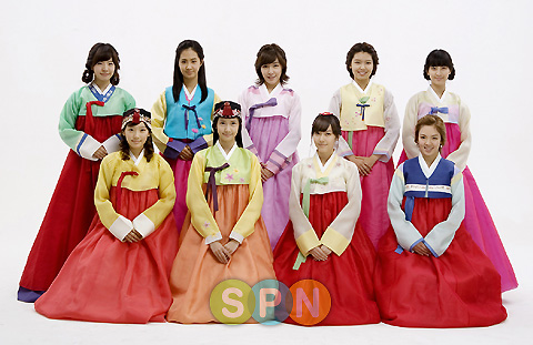 图文:少女时代韩服贺中秋--9个好姐妹