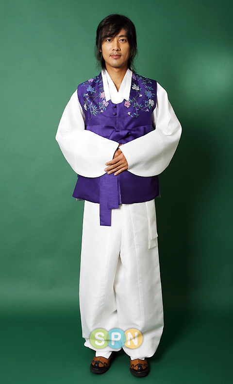 图文:高柱元韩服贺中秋--变身古代公子