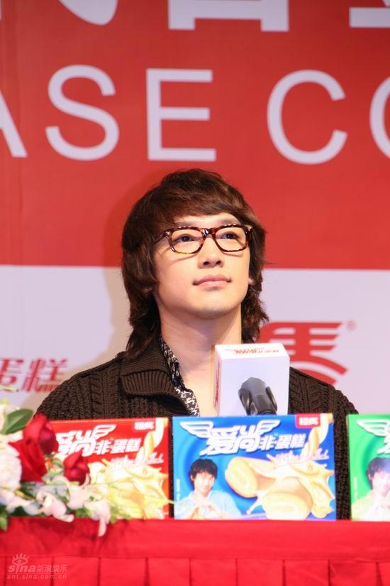 图文:Rain上海代言--戴着黑框眼镜