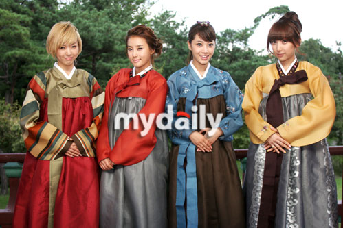 图文:Baby VOX Re.V穿韩服过中秋--甜美合影