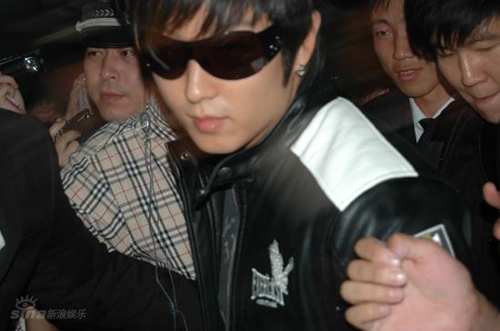 李俊基帅气登场了