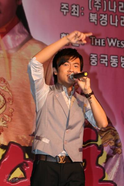 图文：苏有朋韩国举行影迷会--苏有朋现场演唱