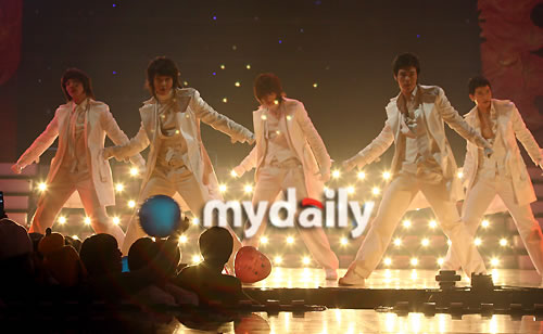 图文:《M倒计时》演唱会--超新星组合