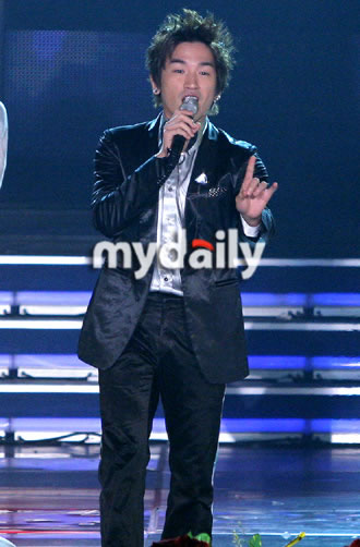 图文:MBC台特别直播众星助阵--李珉宇热唱_影