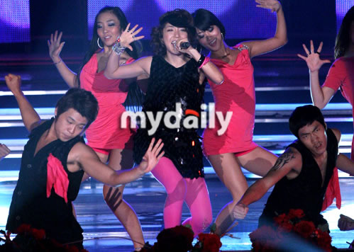 图文:MBC台特别直播众星助阵--性感Bada_影