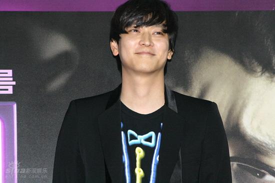 图文：《M》首映记者会--姜东元笑容迷人