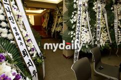 组图：全度妍安在旭李贞贤等拜祭柳时元父亲