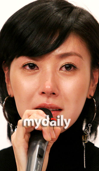 图文:韩国小姐成贤雅公开婚讯--想到母亲落泪