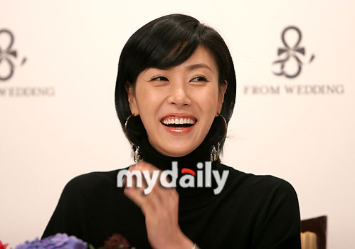 图文:韩国小姐成贤雅公开婚讯--开心大笑