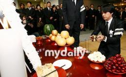 组图：柳时元父亲出殡悲痛泪别众圈内好友送行