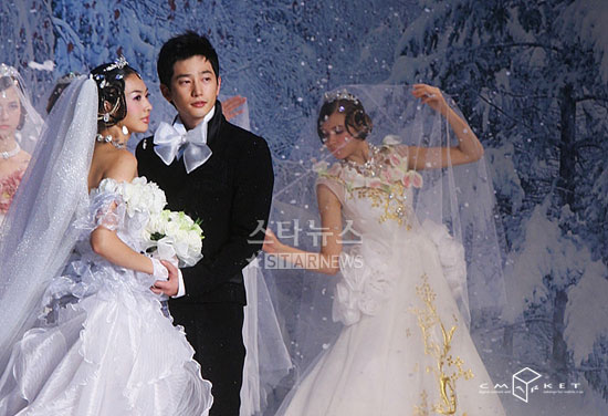 图文：闵智慧朴时厚情侣走秀--婚纱走秀