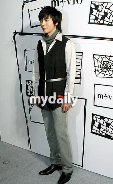 图文:安七炫金东万等亮相看秀--基太英