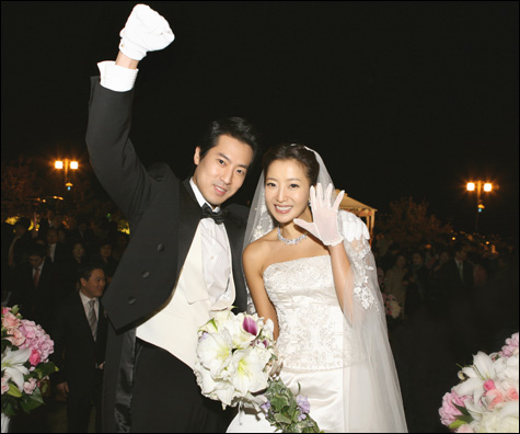 图文：金喜善大婚现场曝光--幸福的新郎新娘