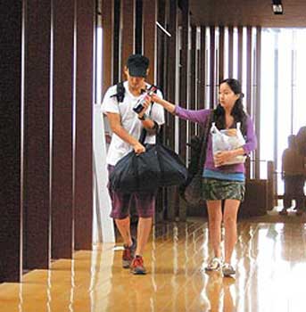 张震恋情曝光与香港女友泡温泉同房过夜(组图)