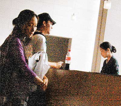 张震恋情曝光与香港女友泡温泉同房过夜(组图)