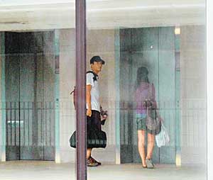 张震恋情曝光与香港女友泡温泉同房过夜(组图)