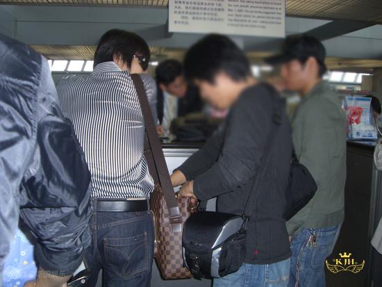 图文：王子金正勋华丽返韩--办理离境手续