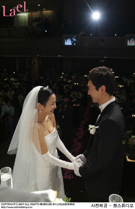 图文：韩国女星秋尚美婚礼--紧紧拉住老公手
