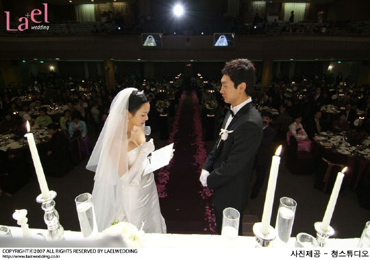 图文:韩国女星秋尚美婚礼--新娘宣读誓词