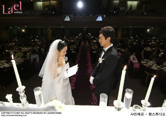 图文：韩国女星秋尚美婚礼--新娘宣读誓词