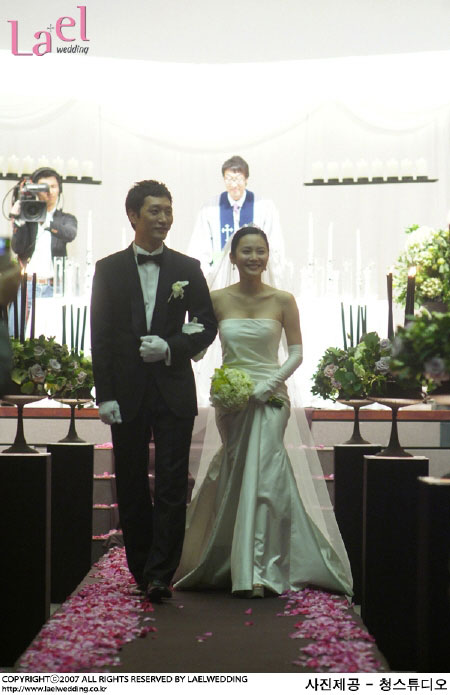 图文：韩国女星秋尚美婚礼--步上红地毯
