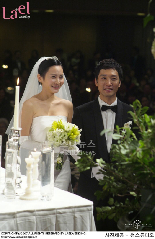 图文：韩国女星秋尚美婚礼--幸福的笑容