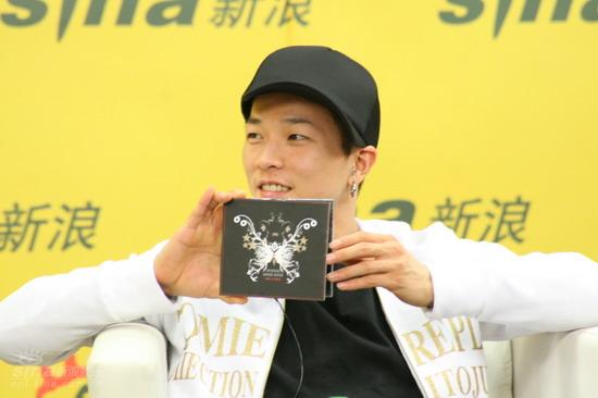 图文:南贤俊独家做客新浪--介绍中文专辑