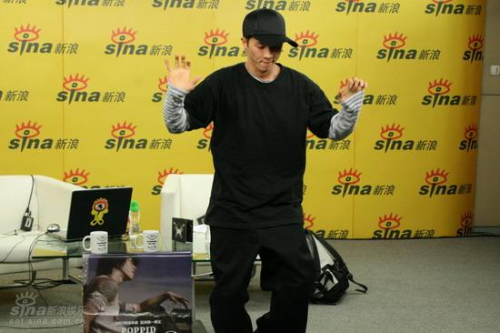 图文:南贤俊独家做客新浪--大跳劲爆舞蹈