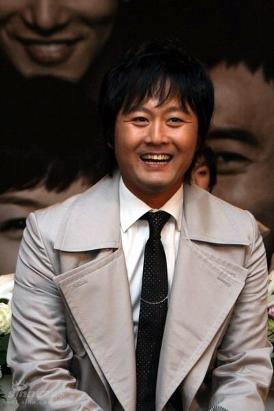 图文:韩剧《我爱你》发布会--孔亨镇笑容憨厚_