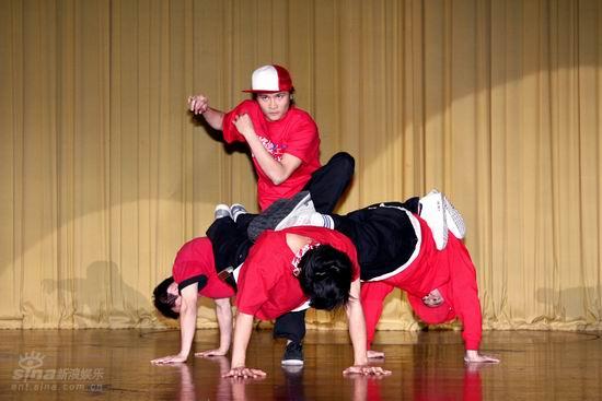 图文:南贤俊北京发布会--街舞组合秀舞技