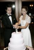 组图：金喜善未公开婚纱照曝光与老公扮粉刷匠