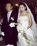 组图：金喜善未公开婚纱照曝光与老公扮粉刷匠