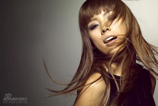 李孝利代言发型百变 金色皮草秀发飞舞【图】