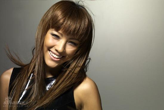 李孝利代言发型百变 金色皮草秀发飞舞【图】