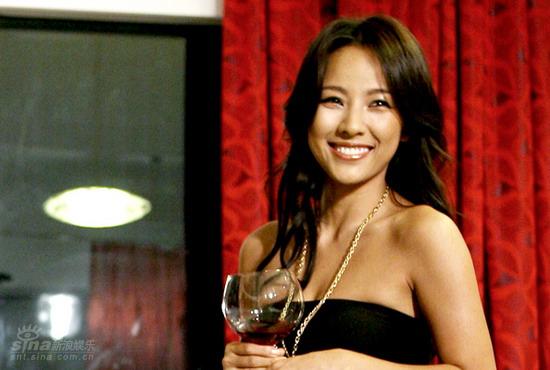 李孝利代言发型百变 金色皮草秀发飞舞【图】