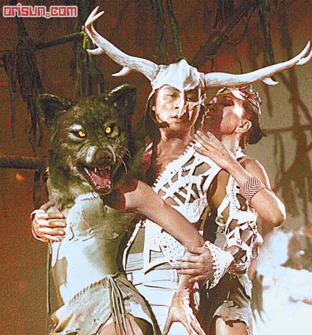 草蜢演唱会激情上演 蔡一杰雌雄同体与狼女狂