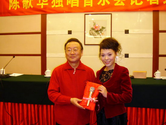 蒋大为金话筒赠女弟子 陈歌华个唱即将开唱(图)
