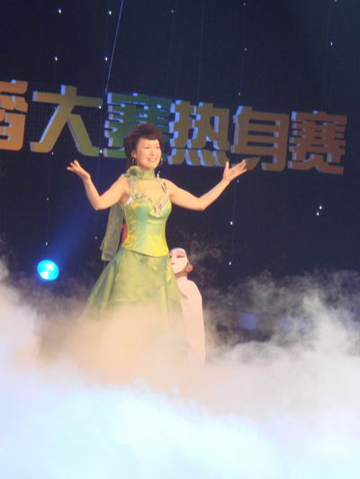 周彦宏古典流行新风尚 白娘子醉我一千年(图)