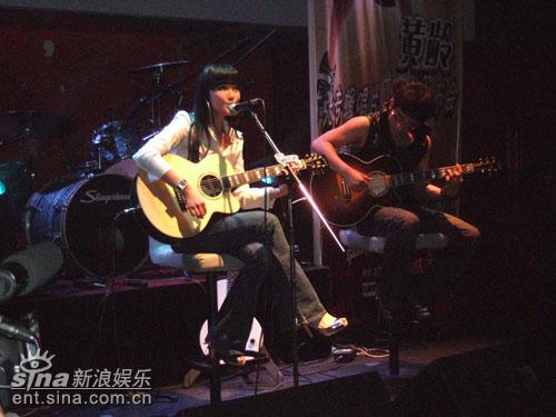 黄龄宣传首张个人专辑《痒》 好友韩寒助阵(图