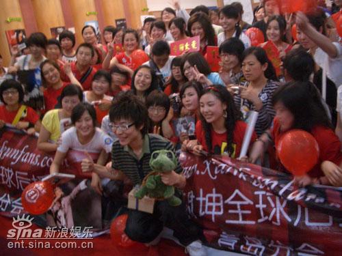 王啸坤青岛故地重游 获赠小乌龟现场爆笑(图)