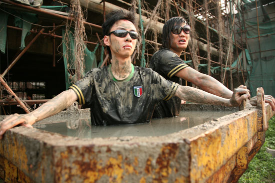 后舍男生用形体语言 表现职场争斗的一系列片