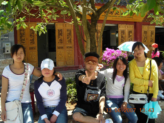 颜振豪低调拍摄MV 歌迷为《谁是谁的谁》探班