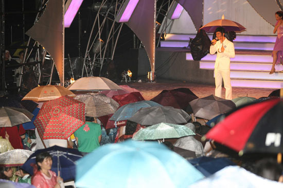 上海滩主演黄晓明牵手赵雅芝 情侣装上演姊弟恋