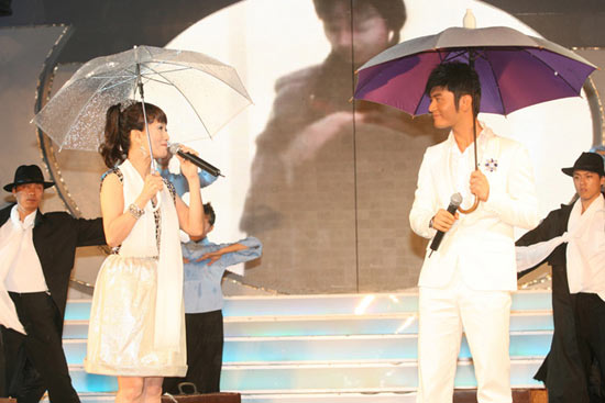 上海滩主演黄晓明牵手赵雅芝 情侣装上演姊弟恋