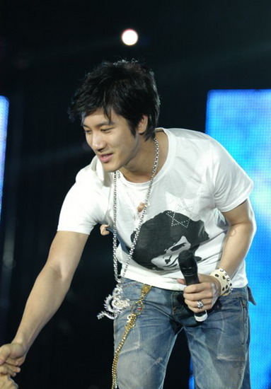 神话歌迷爬墙王力宏 赛我首站力宏人气告捷