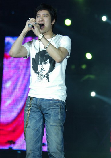 神话歌迷爬墙王力宏 赛我首站力宏人气告捷