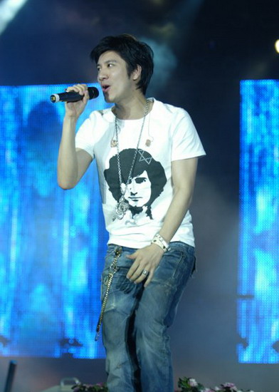 神话歌迷爬墙王力宏 赛我首站力宏人气告捷