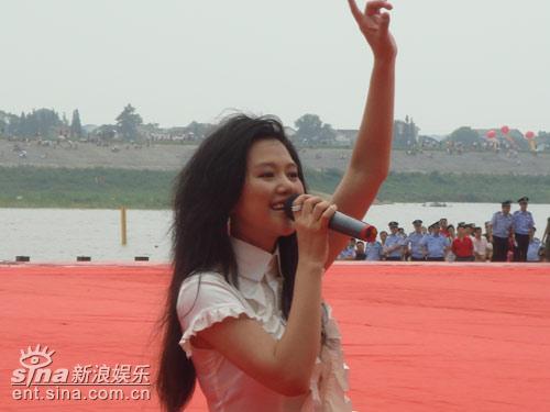 谭维维机智解答汨罗 放歌龙舟节开幕式(图)